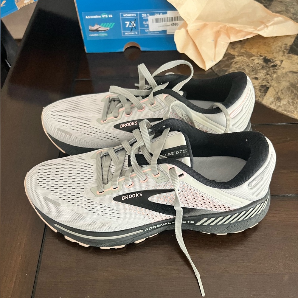 NWOT women’s Brooks Adrenaline GTS 22 - size 7 1:/2